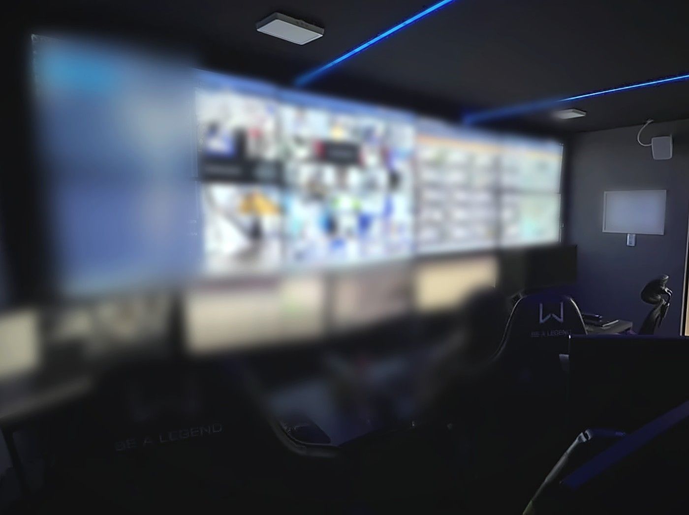 Centro de Operações da CIA: videowall e posições de operação (imagens de clientes anonimizadas)