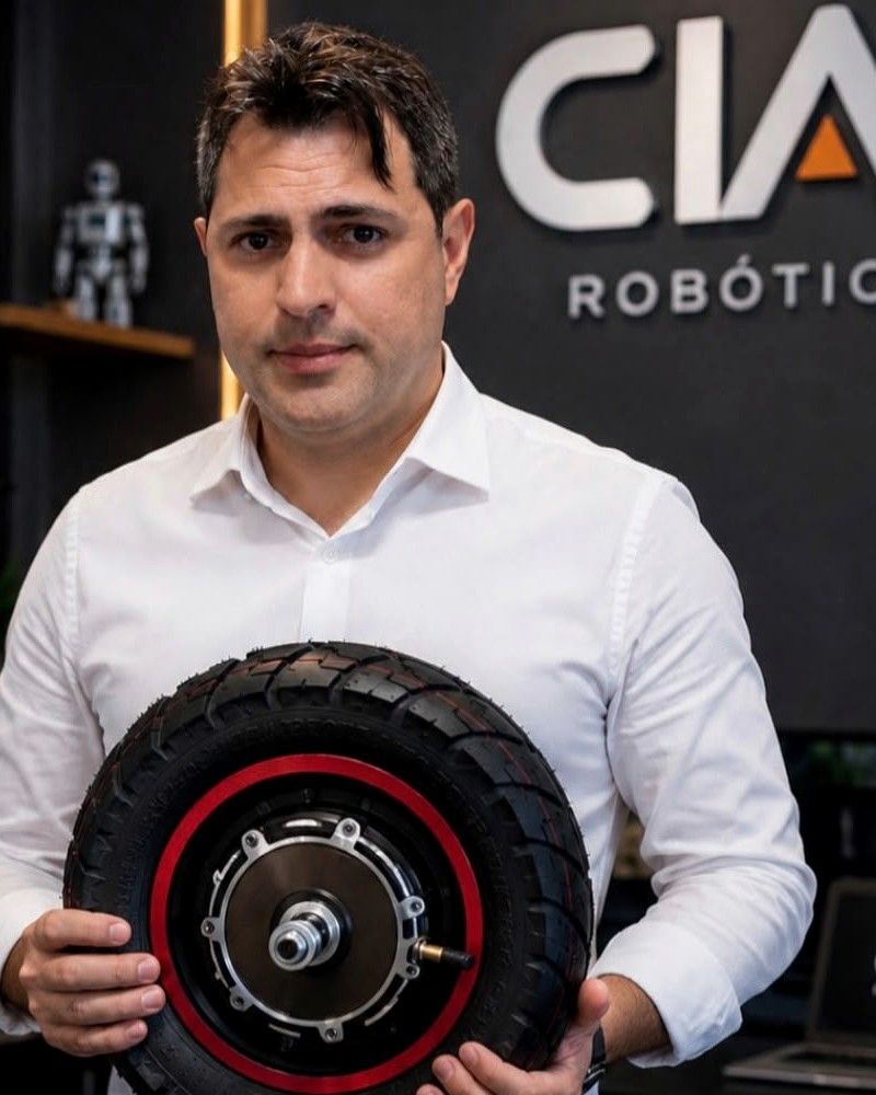 Jailson Florentino de Sousa, fundador e CEO da CIA, segurando um motor de cubo usado no protótipo do robô