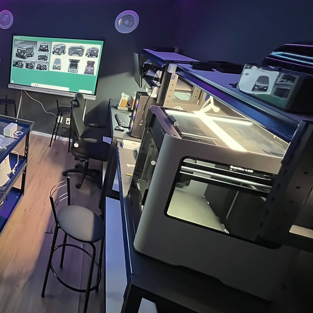 Laboratório de P&D da CIA: renders do protótipo na tela e impressora 3D